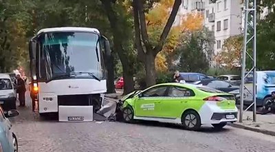Катастрофа между автобус и такси в Пловдив