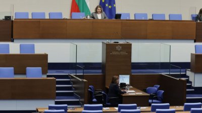 След заканата на Борисов: Парламентът спря