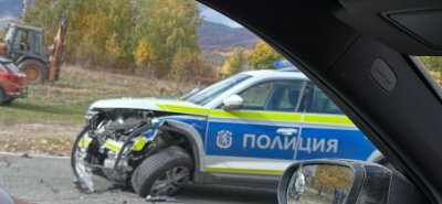 Катастрофа с патрулка блокира движението на Подбалканския път
