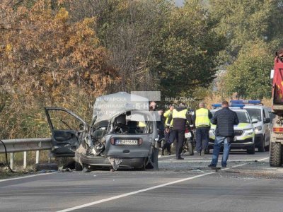 Челен удар между кола и камион затруднява трафика край Пловдив