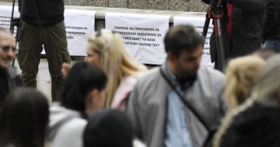 Софиянци протестират пред НС срещу полевите тестове за наркотици