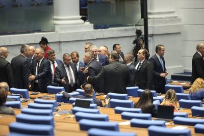 Сеир: Избраниците на народа от "Възраждане" и ДПС пред бой в парламента
