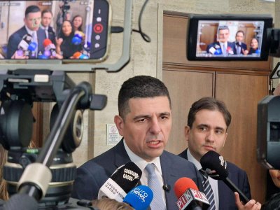 Иво Мирчев: Решенията на Борисов се взимат в зайчарника, където плющи белот