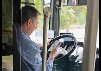 ШОК ВИДЕО: Шофьорът на автобус 413 си цъка в телефона, вози 60 човека