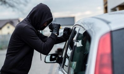 Ученици задигат коли за забавление, зарязват ги изпочупени