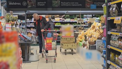 Мерки срещу беднотията: Гърците пазаруват кафе и макарони на половин цена