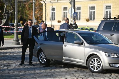 С промени в закона: МС прехвърля колите и шофьорите на НСО на президента 