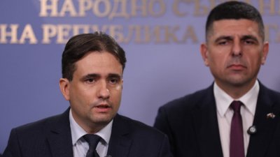 ДБ пише до Киселова: Върнете всички отнети журналистически акредитации
