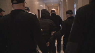Гледат мярката на 15-годишния, убил с нож свой връстник в мол