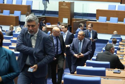 На второ четене: Депутатите дадоха продажбата на "Лукойл" в ръцете на ДАНС