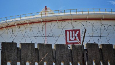 Заради санкциите на САЩ срещу "Лукойл": Желязков привиква министри и шефове на служби