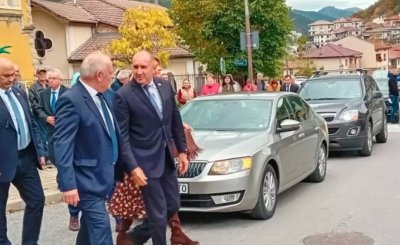 Пълен смях: Радев посрещна унгарския президент с шкодата на Деси