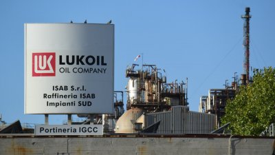 Санкциите на Тръмп срещу "Лукойл" и "Роснефт" промениха рязко цената на петрола