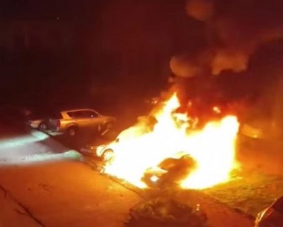 Огнена вендета срещу шефа на полицията в Козлодуй: Запалиха БМВ-то на жена му (СНИМКИ)