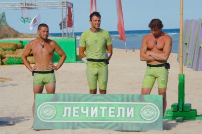 Капитанът на Лечителите Теодор Чикагото и двамата му най близки човека в