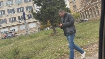 Ето този перверзник преследва момичета в София, сваля си гащите пред тях