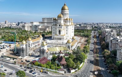 В Букурещ осветиха най-големия православен храм в света (СНИМКИ)