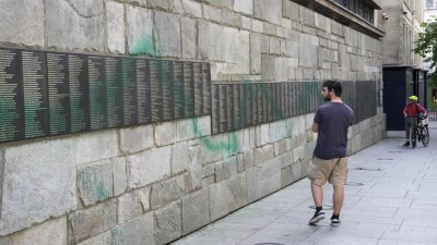 Започна процесът срещу четирима българи, обвинени в поругаване на Мемориала на Холокоста в Париж