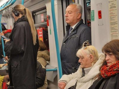 Зоркото око на Lupa.bg видя: Гълъб Донев пътува прав в метрото, младежите не го познаха