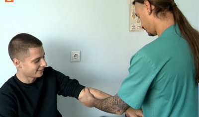 Чрез "био стъкло" лекари от ИСУЛ спасиха ръката на пребито 17-годишно момче