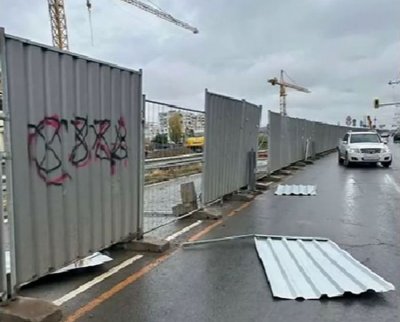 Огради от изкопа за метрото се откъснаха и удариха движеща се кола