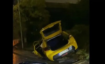 Кола изхвърча от моста на "Цариградско шосе" в София (ВИДЕО)