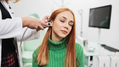 Защо ни заглъхват ушите при настинка?