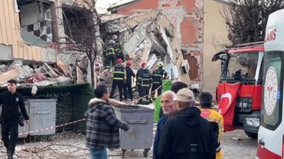 Срути се седеметажен блок в Турция, търсят оцелели