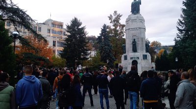 Протест във Велико Търново пред "Майка България" заради мръсната вода в града