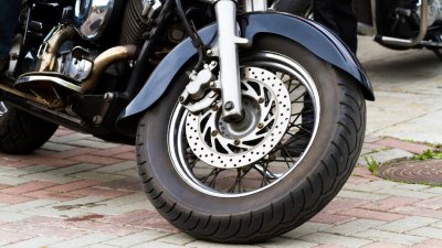 Моторист е с опасност за живота след катастрофа на столичния бул. „България“