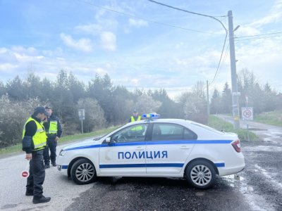 Полицията издирва шофьор, избягал след гонка с униформените