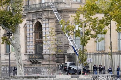 За кражбата на бижута от Лувъра: Арестуваха двама заподозрени