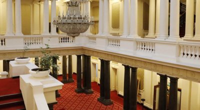 Трайчо пришпорва: Старата сграда на НС се руши, мазилката пада, тече ръждива вода