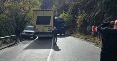 Завъртял се влекач блокира движението на пътя Асеновград-Смолян