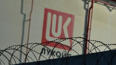МЪЛНИЯ: „Лукойл“ продава международните си активи заради санкциите