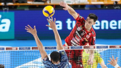 Алекс Николов с 16 точки за успеха на Чивитанова