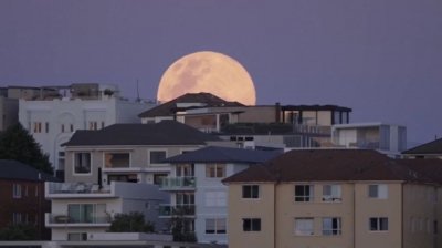 Уникално ярка суперлуна озари нощното небе над Сидни