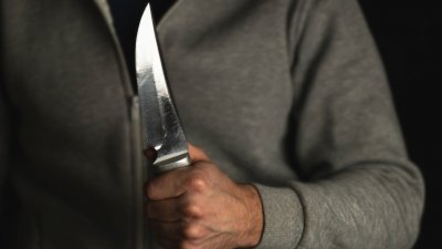 Пуснаха под гаранция 50-годишен мъж, наръгал полицай и съсед