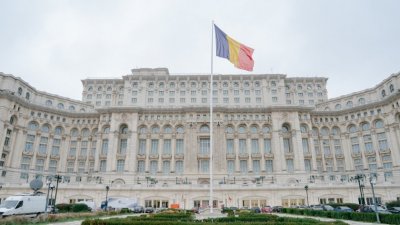 Румъния реже с 20% държавната администрация