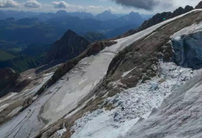 Лавина затрупа германски алпинисти в Италианските Алпи