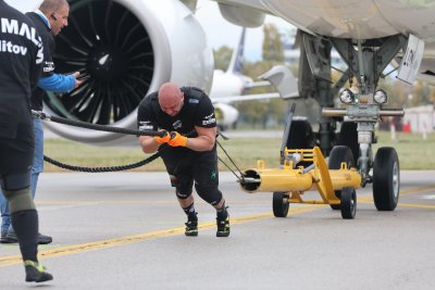 Двама българи издърпаха 40-тонен самолет