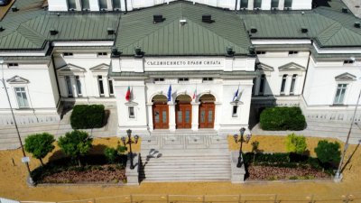 Историческата сграда на Народното събрание се руши