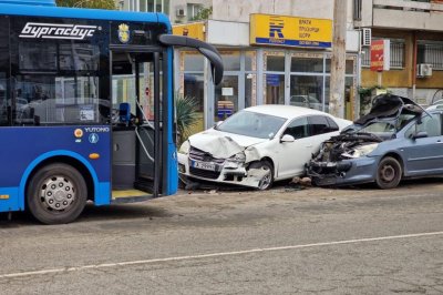 Верижна катастрофа с автобус от градския транспорт в Бургас (СНИМКИ)