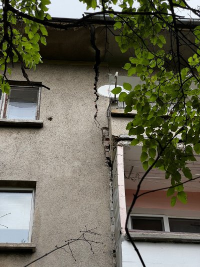 Какво става с клетниците от напукания блок в Хаджи Димитър?
