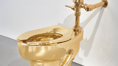 Златна тоалетна отива на търг с начална цена от 10 милиона долара