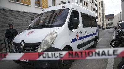 Кола се вряза в пешеходци във Франция, петима са ранени 