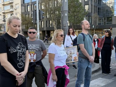 Майката на загинал в трагедията в Нови Сад започна гладна стачка пред парламента