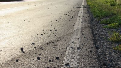 Бабичка се натресе с ел. триколка в лека кола в Съединение