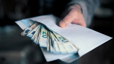 Прокуратурата иска постоянен арест за служител на ДФ „Земеделие“, хванат с подкуп