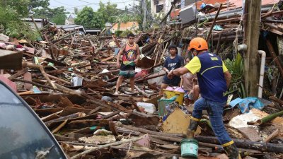 Шестима души загинаха при катастрофа на спасителен хеликоптер във Филипините
